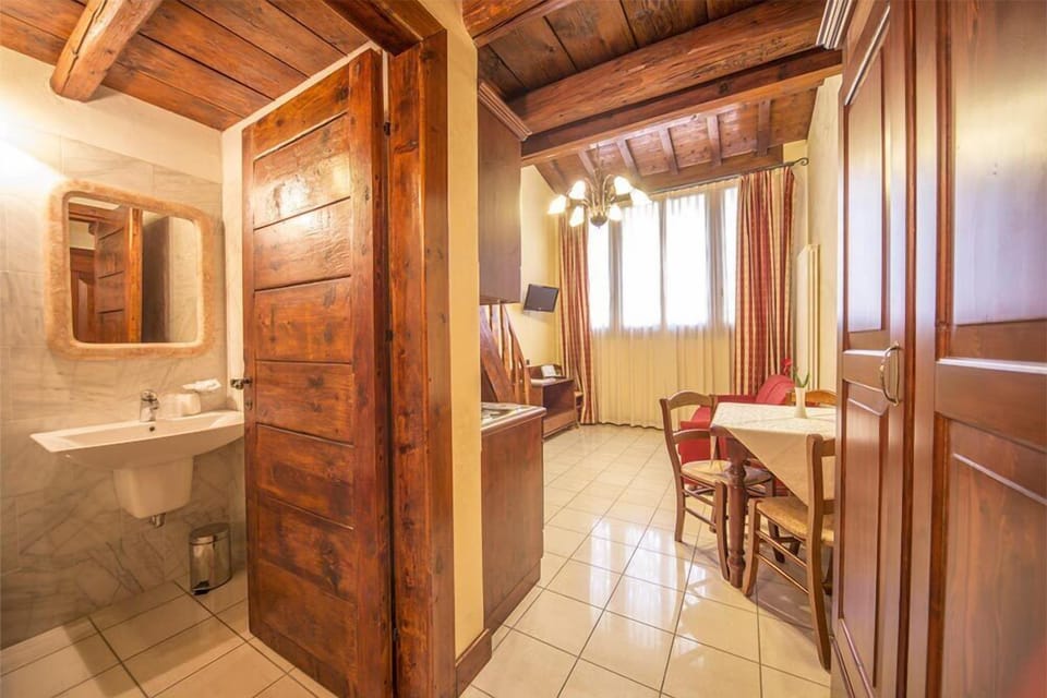 Minibar, desk, free WiFi