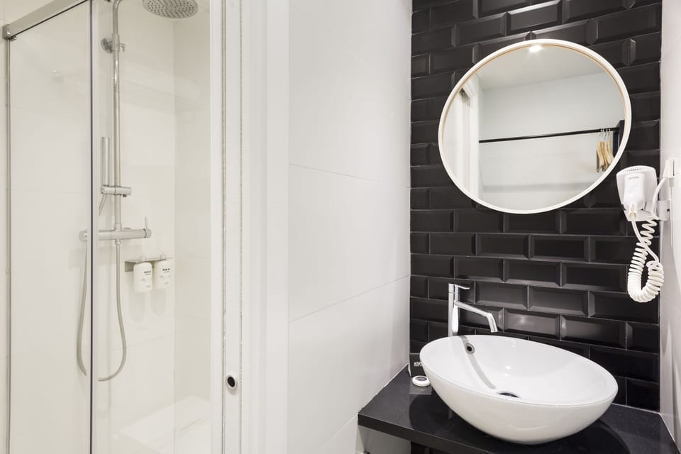 Double Room | Bathroom | Shower, free toiletries, hair dryer, towels