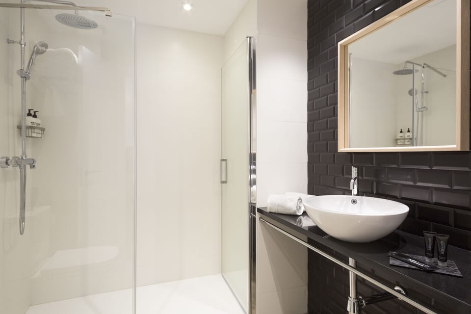 Triple Room | In-room safe, desk, soundproofing, iron/ironing board