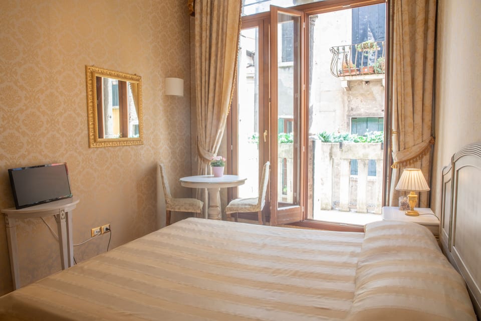 Superior Double Room, Private Bathroom (In Corridoio) | Down comforters, in-room safe, desk, blackout drapes