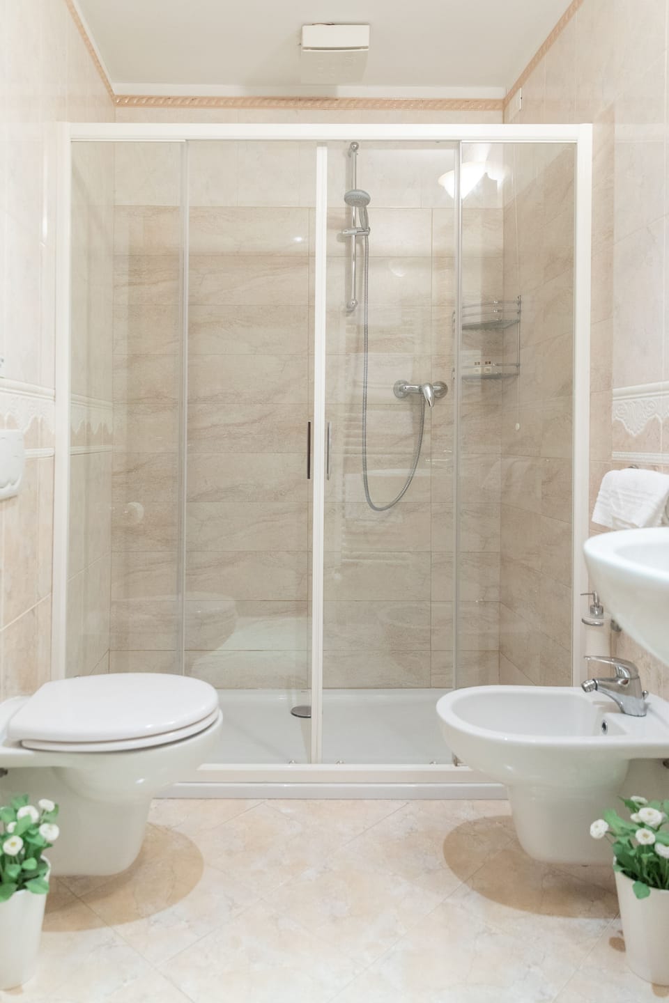 Junior Suite | Bathroom | Shower, hair dryer, slippers, bidet