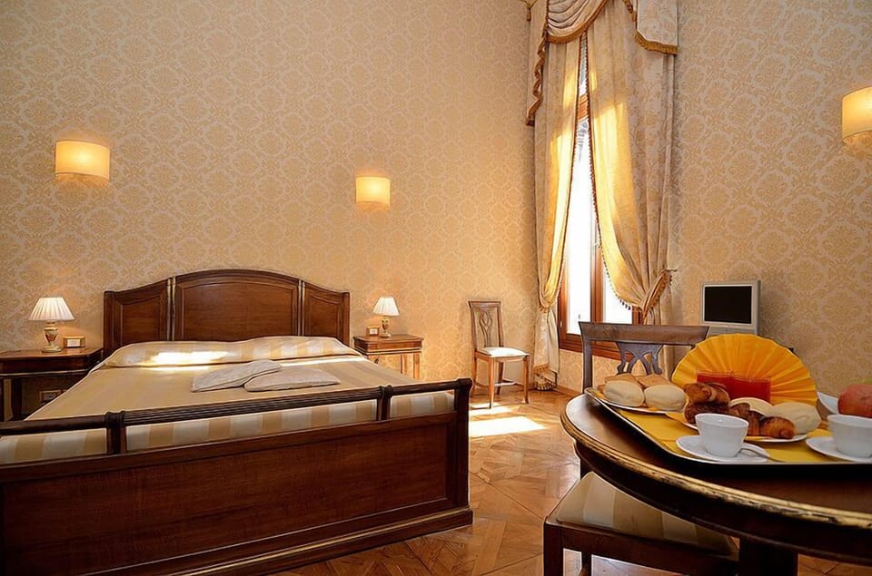 Junior Suite | Down comforters, in-room safe, desk, blackout drapes