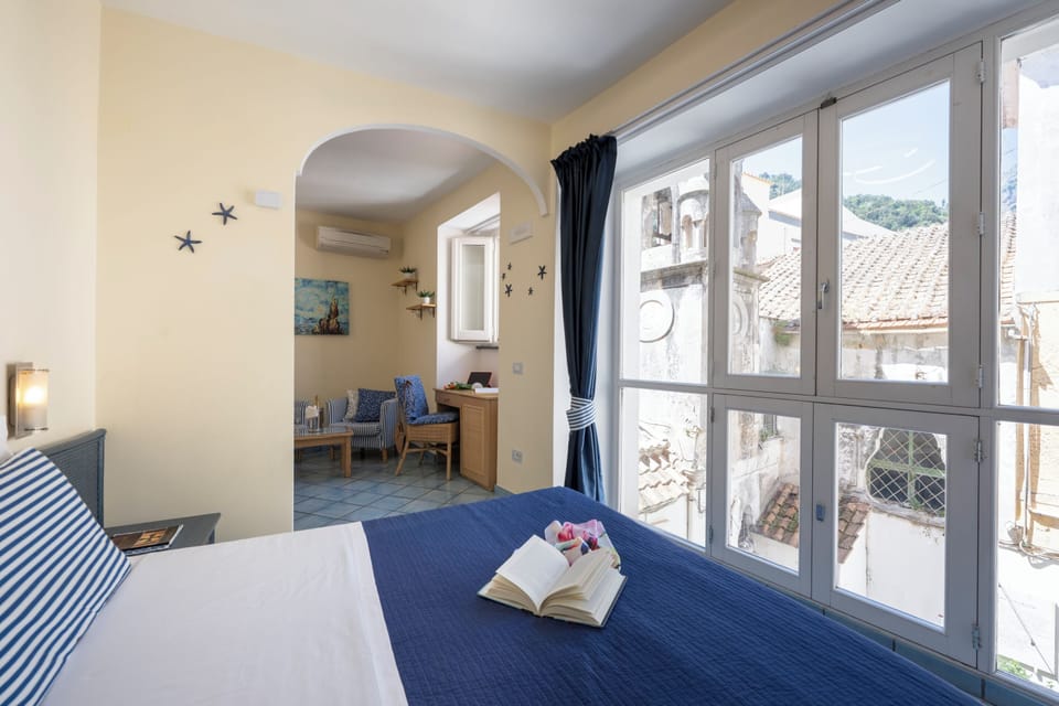 Junior Suite | Premium bedding, minibar, in-room safe, desk