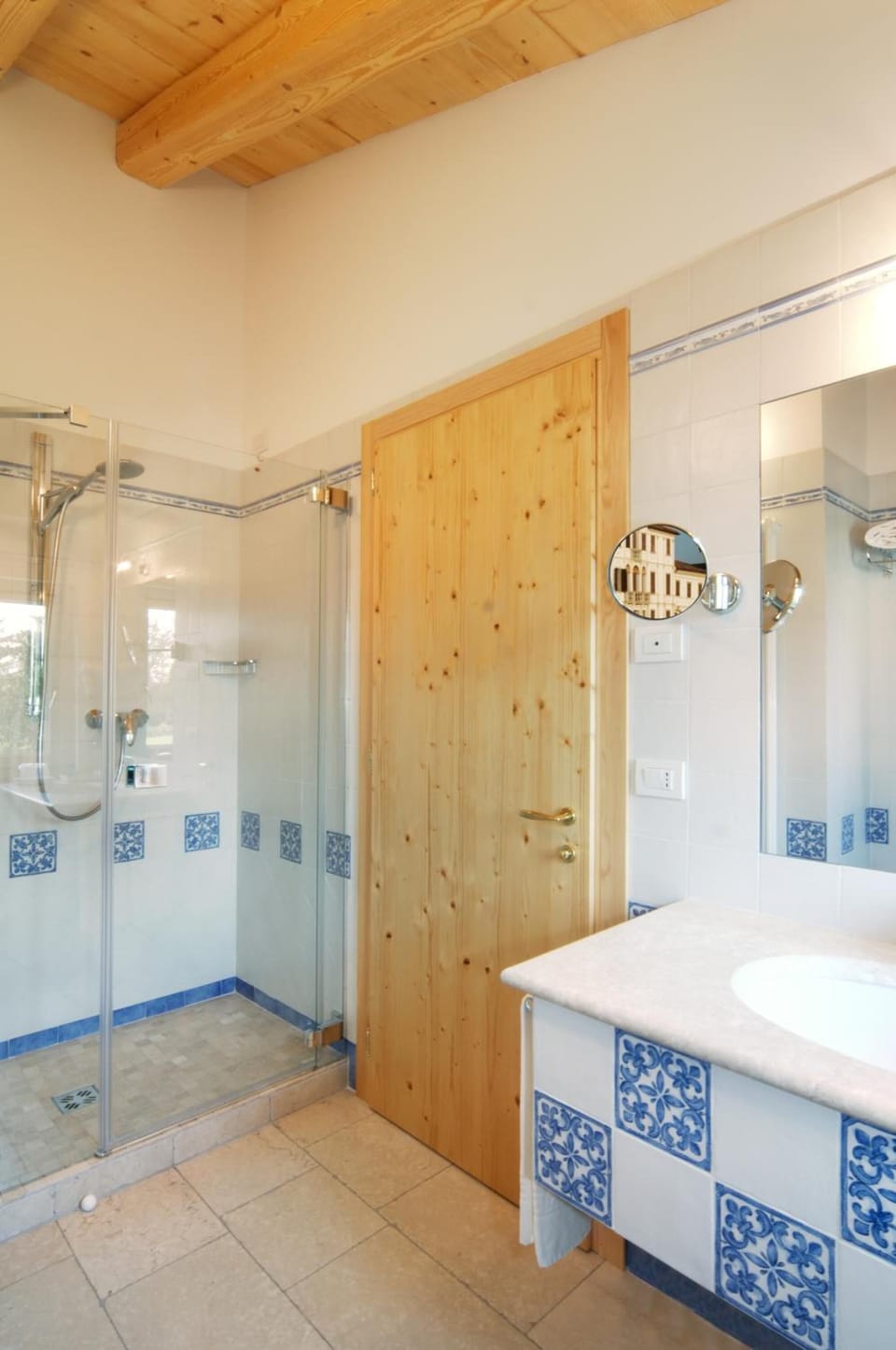 Combined shower/tub, free toiletries, hair dryer, slippers