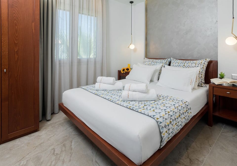 Deluxe Suite, 1 Bedroom | 1 bedroom, in-room safe, individually decorated, individually furnished