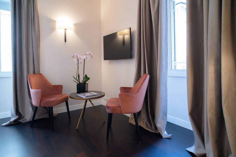 Deluxe Room | Minibar, in-room safe, soundproofing, WiFi (free)