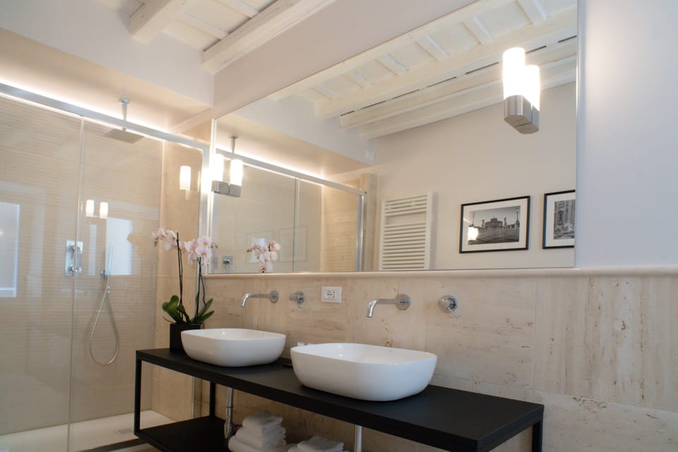 Suite Leonardo | Bathroom | Shower, hair dryer, bidet, towels