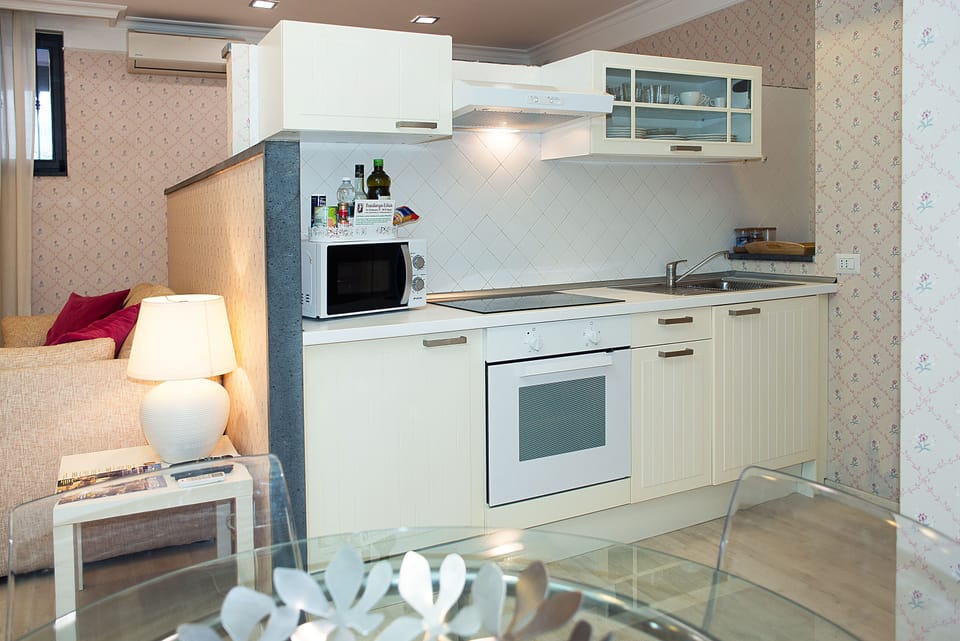 Basic Studio | Private kitchen | Fridge, microwave, stovetop, espresso maker
