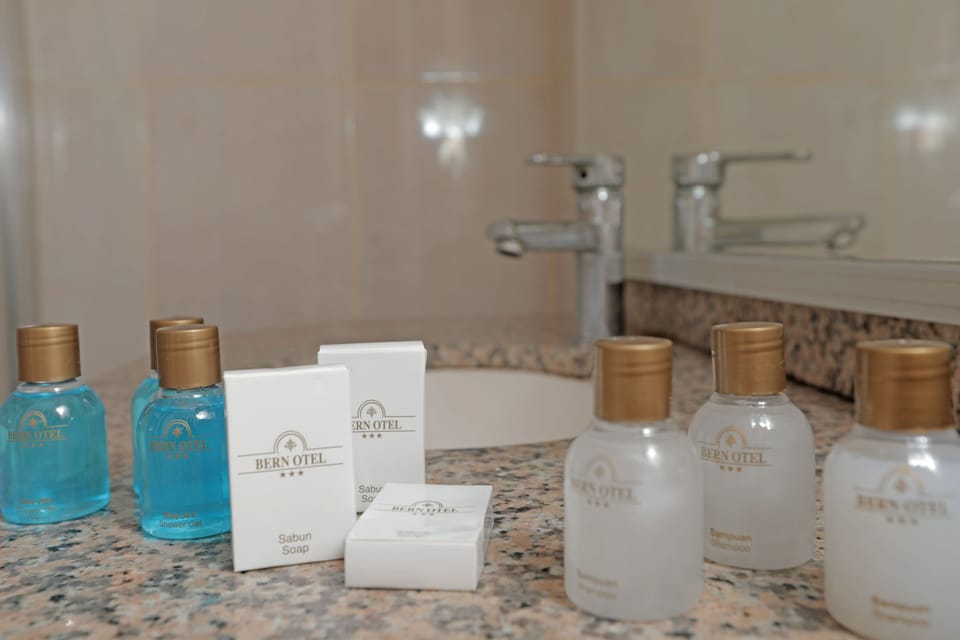 Shower, hydromassage showerhead, free toiletries, hair dryer