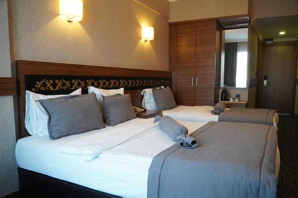 Family Room | Premium bedding, minibar, in-room safe, blackout drapes