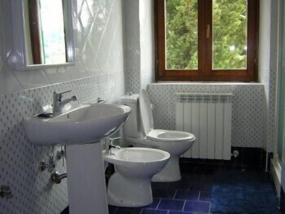 Apartment for 4 people | Bathroom | Shower, free toiletries, hair dryer, bidet