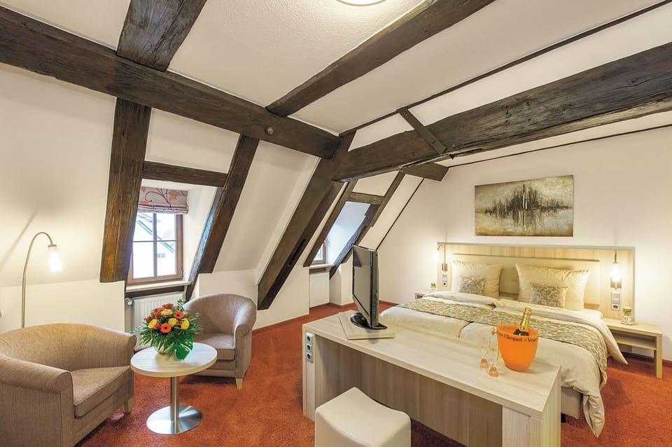 Superior Junior Suite | Premium bedding, minibar, in-room safe, individually furnished