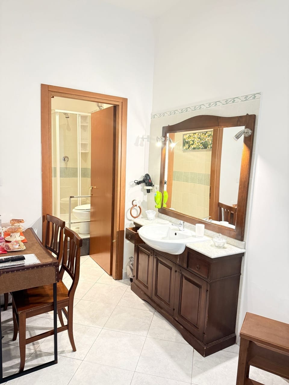 Superior Double Room, Ensuite | Bathroom | Shower, rainfall showerhead, free toiletries, hair dryer