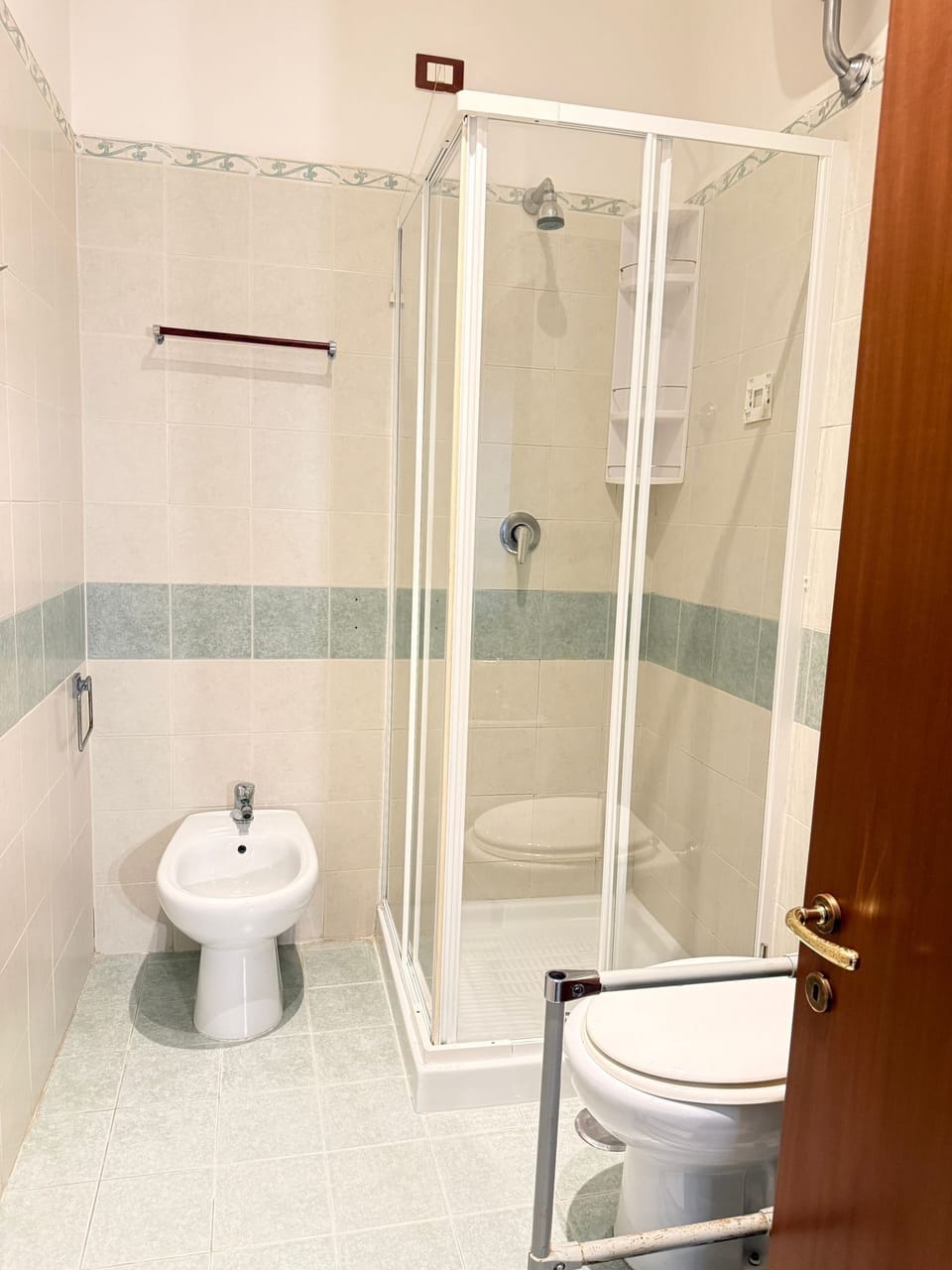 Superior Double Room, Ensuite | Bathroom | Shower, rainfall showerhead, free toiletries, hair dryer