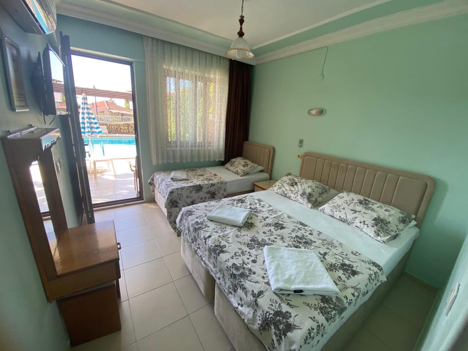 Triple Room | Premium bedding, desk, soundproofing, free cribs/infant beds