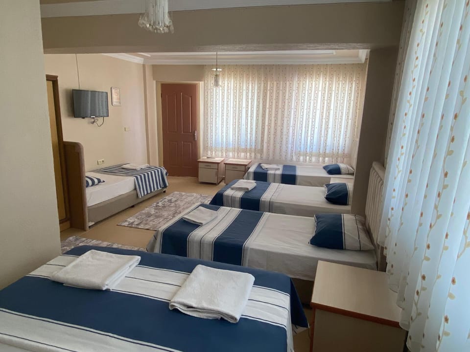Quadruple Room | Premium bedding, desk, soundproofing, free cribs/infant beds