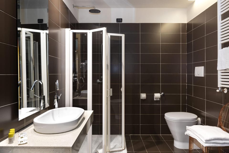 Standard Triple Room, Non Smoking | Bathroom | Free toiletries, hair dryer, bidet, towels