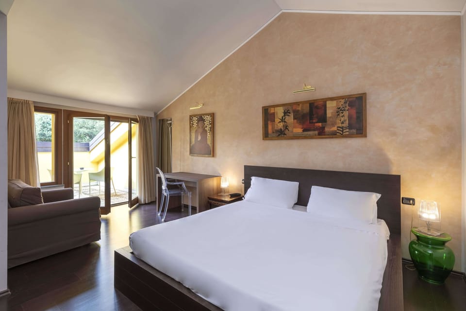 Junior Suite, Non Smoking | Down comforters, in-room safe, desk, soundproofing