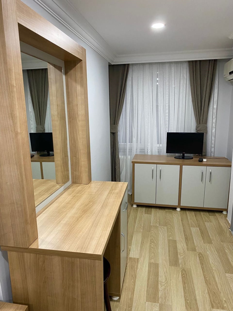 Single Room | Minibar, in-room safe, desk, soundproofing
