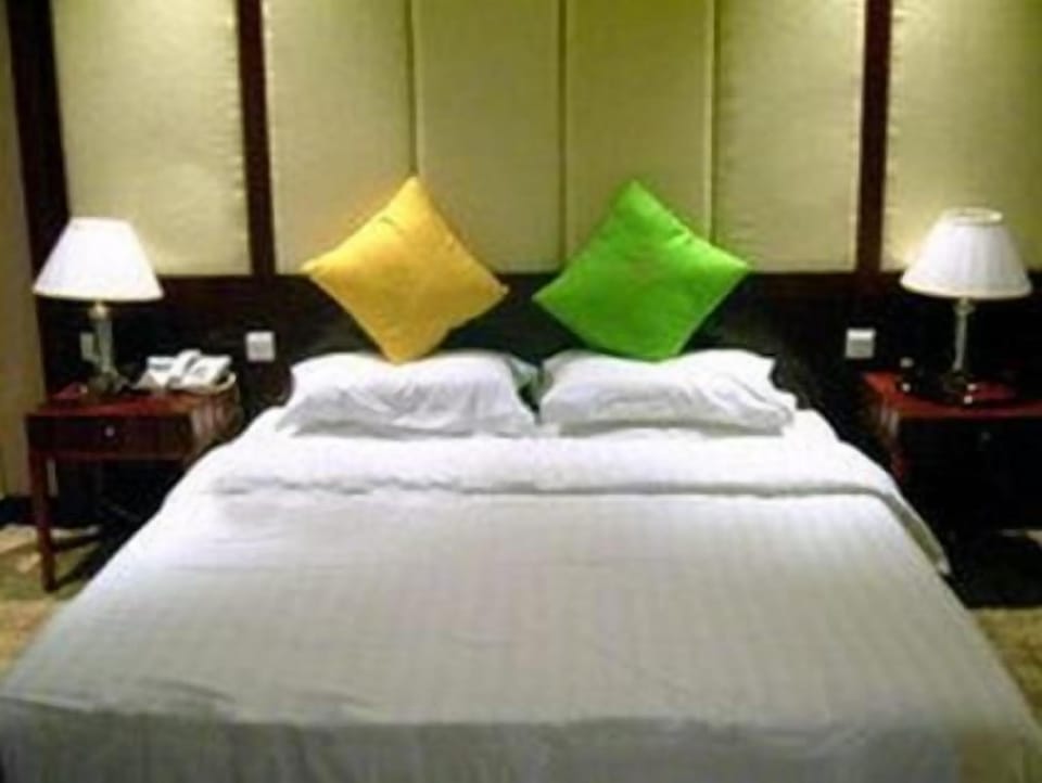 Hypo-allergenic bedding, pillowtop beds, in-room safe, desk