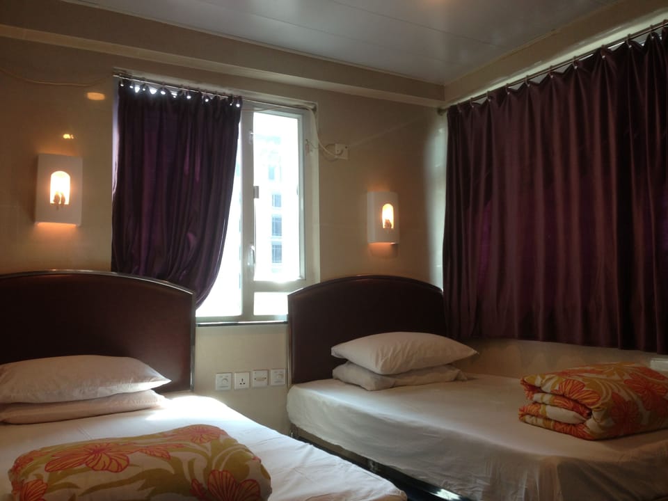 Triple Room | Hypo-allergenic bedding, pillowtop beds, in-room safe, desk