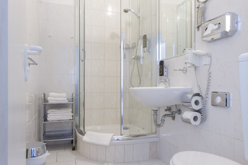 Triple Room | Bathroom | Free toiletries, hair dryer, towels