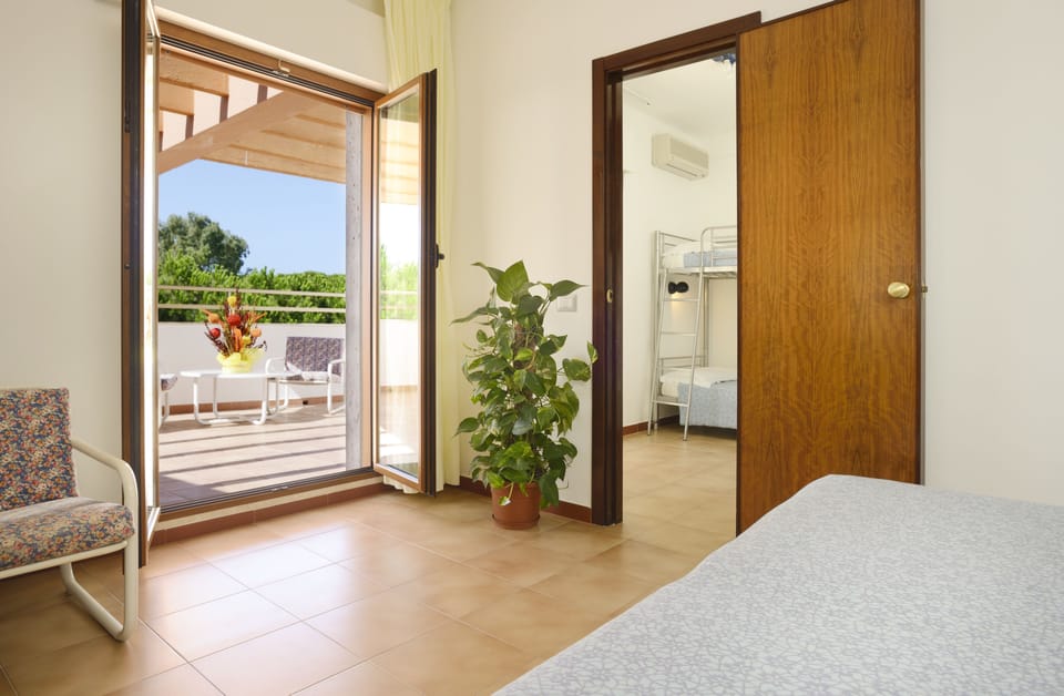 Quadruple Room | Minibar, in-room safe, desk, laptop workspace