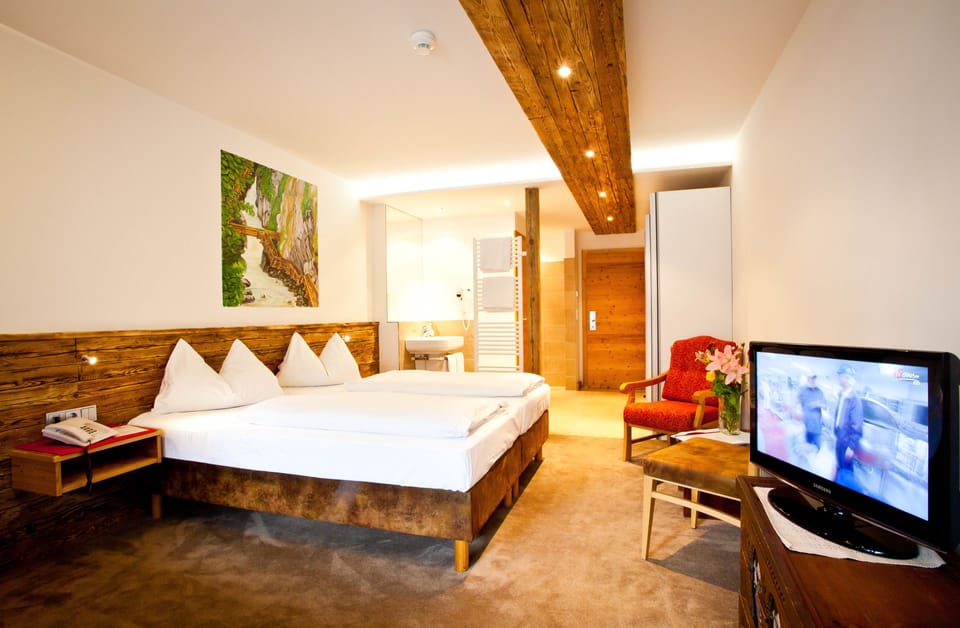 Comfort Double Room, 1 Double Bed with Sofa bed | In-room safe, desk, soundproofing, iron/ironing board