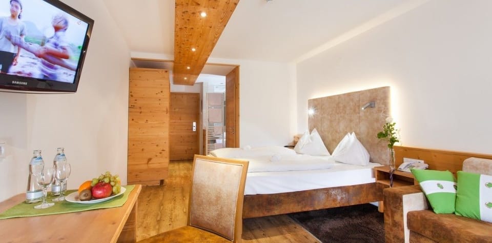 Comfort Double Room, 1 Double Bed with Sofa bed | In-room safe, desk, soundproofing, iron/ironing board