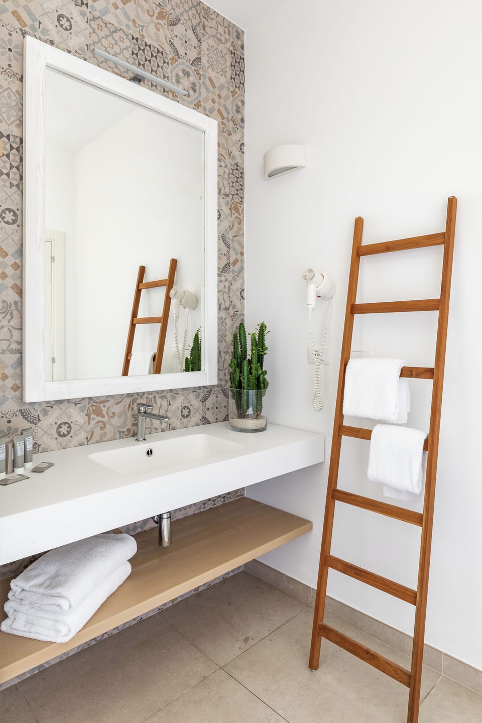 Suite | Bathroom | Shower, free toiletries, hair dryer, slippers