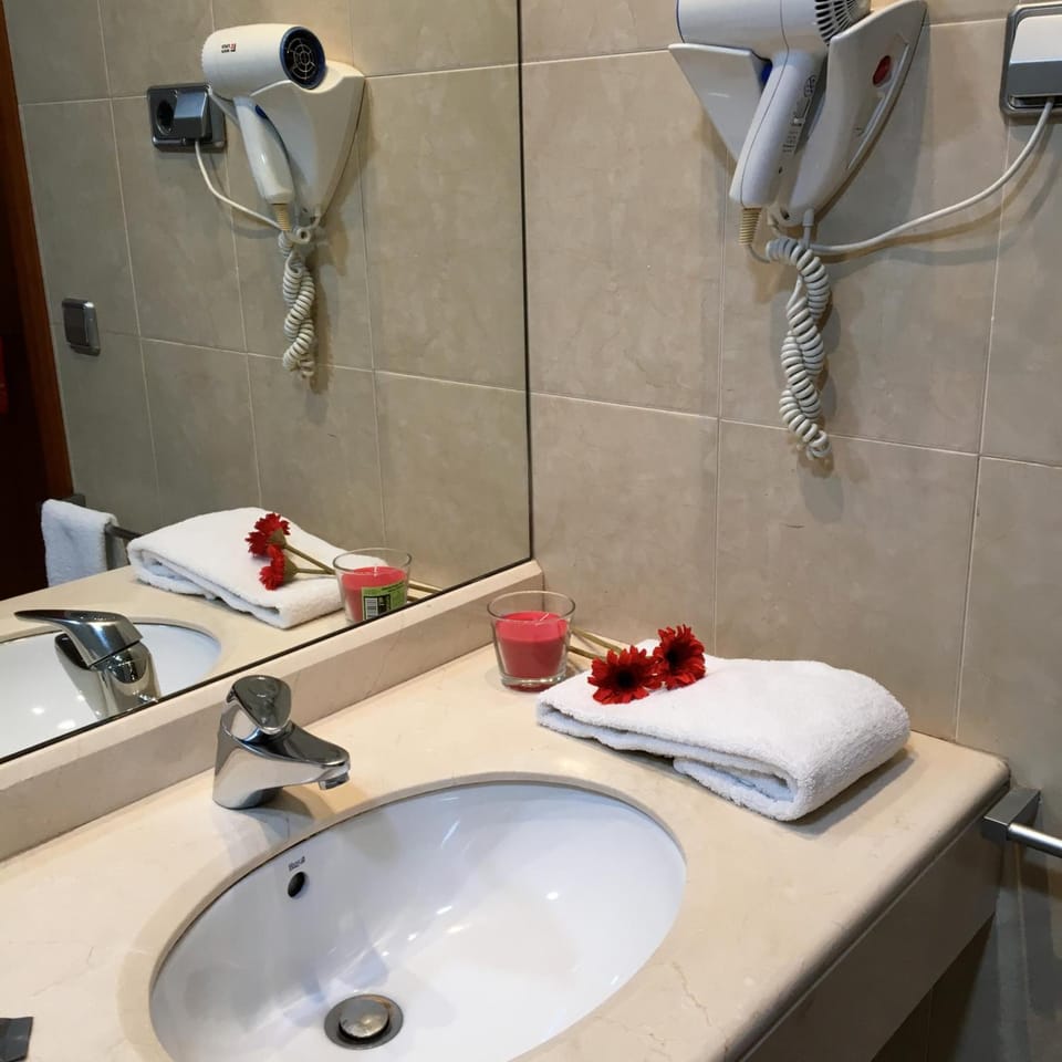 Combined shower/tub, hair dryer, bidet, towels