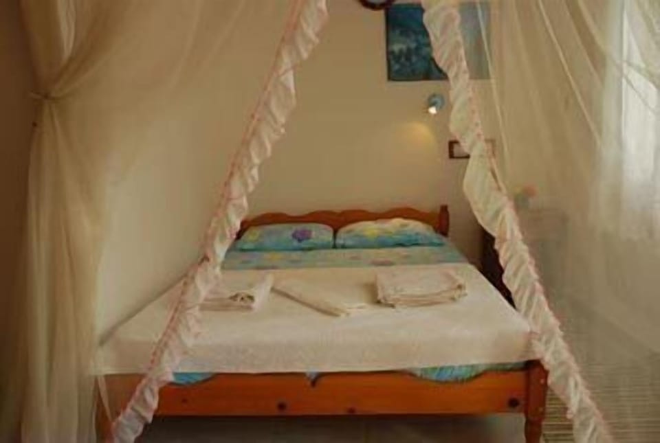 In-room safe, desk, free WiFi