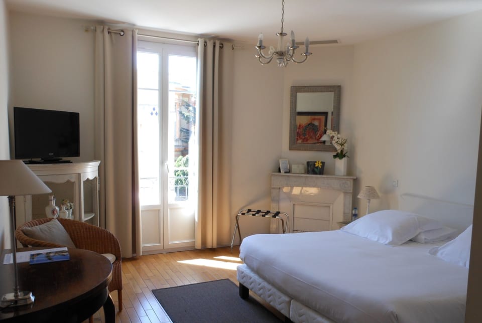 Superior Double Room, Balcony (28m²) | In-room safe, desk, blackout drapes, soundproofing