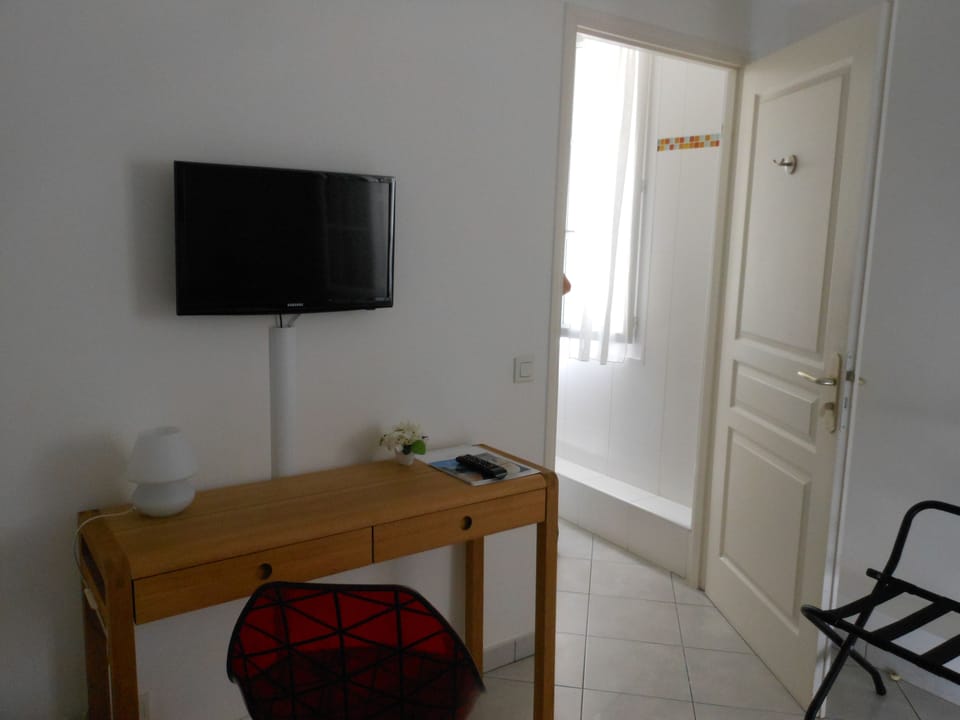Standard Double Room (20m²) | In-room safe, desk, blackout drapes, soundproofing