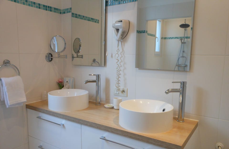 Superior Double Room, veranda (37m²) | Bathroom | Shower, hair dryer, towels