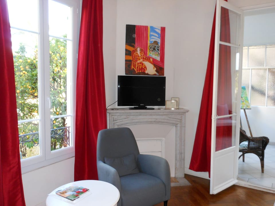 Superior Double Room, veranda (37m²) | Living area | TV