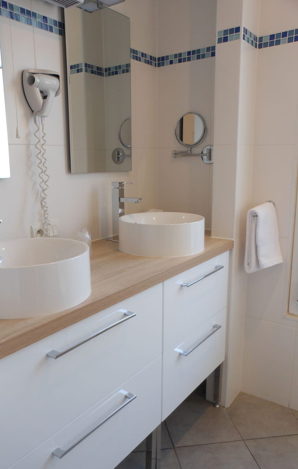 Superior Double Room, Balcony (28m²) | Bathroom | Shower, hair dryer, towels