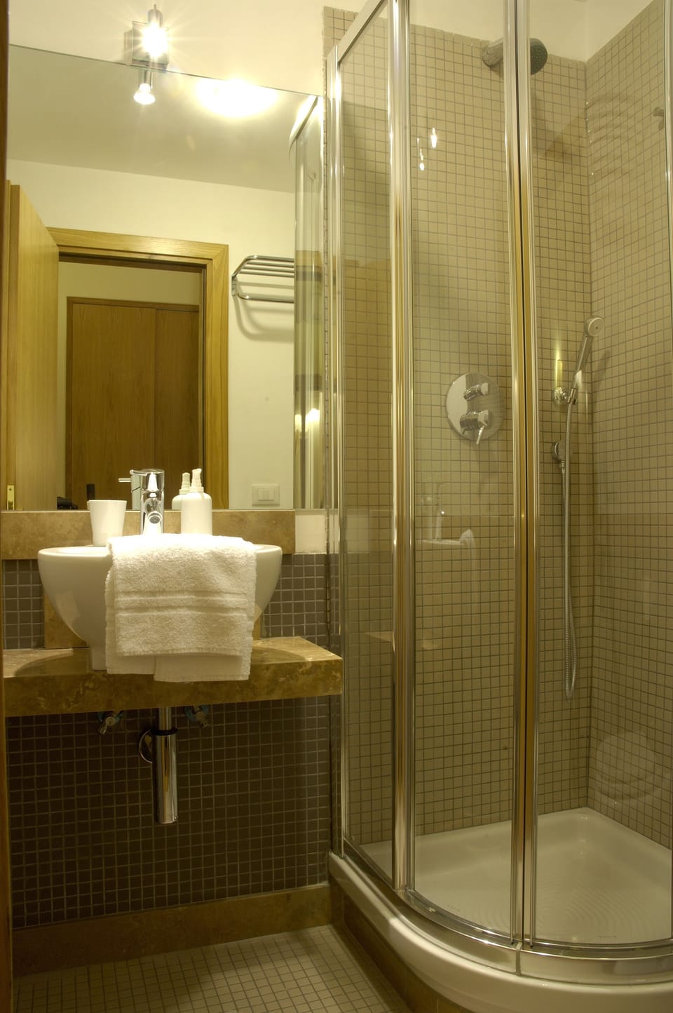 Shower, rainfall showerhead, free toiletries, hair dryer