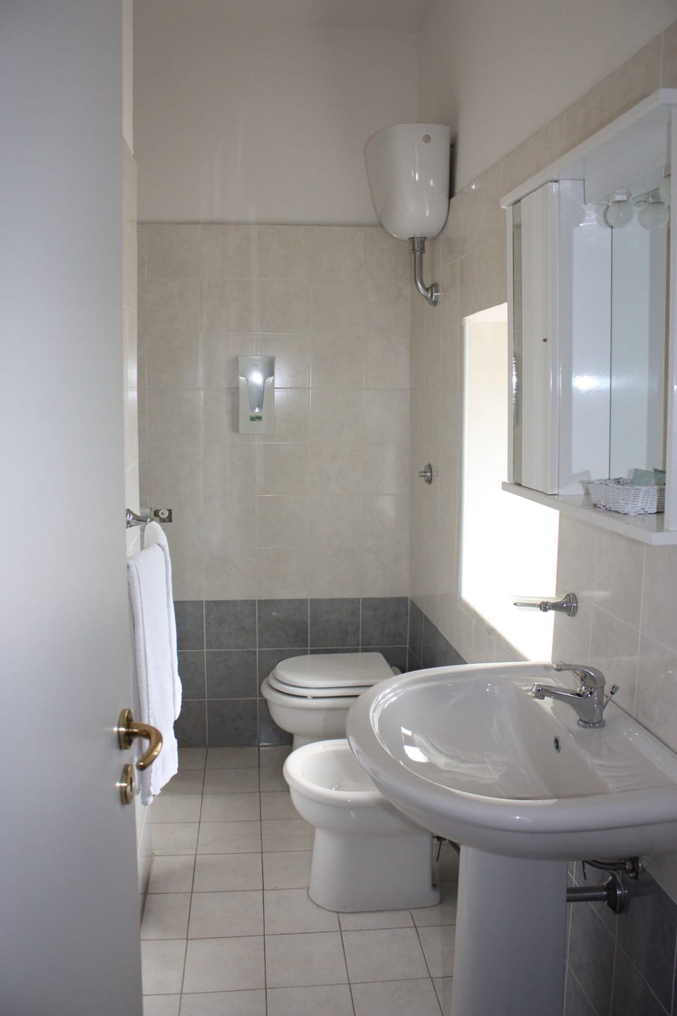 Triple Room | Bathroom | Shower, hair dryer, bidet, towels