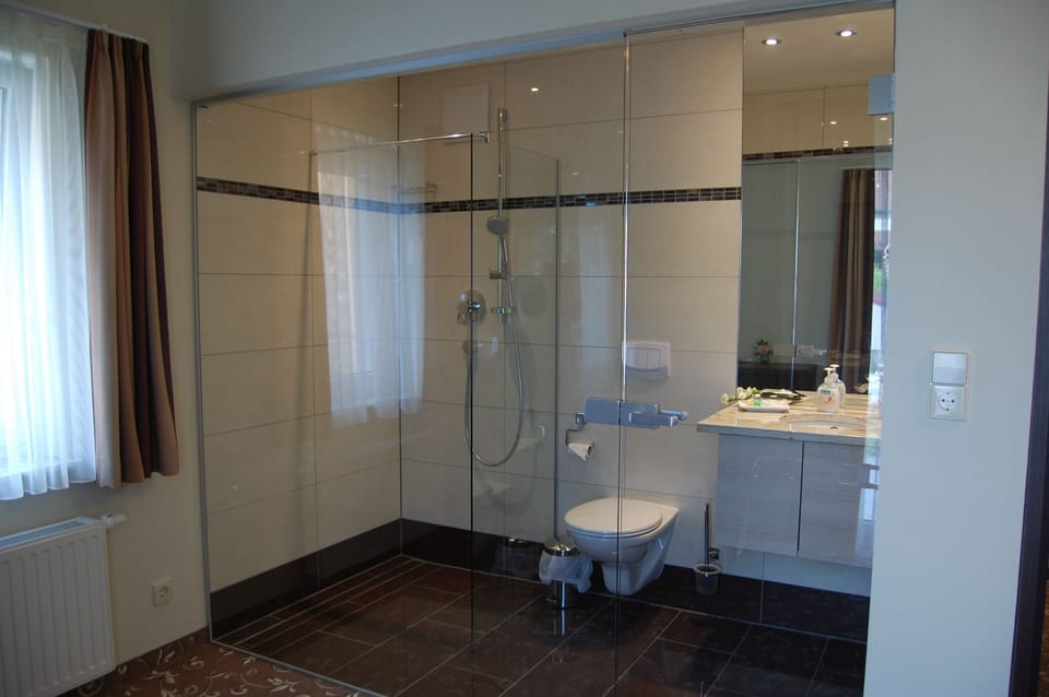 Single Room in Annex | Bathroom | Hair dryer, towels, soap, shampoo