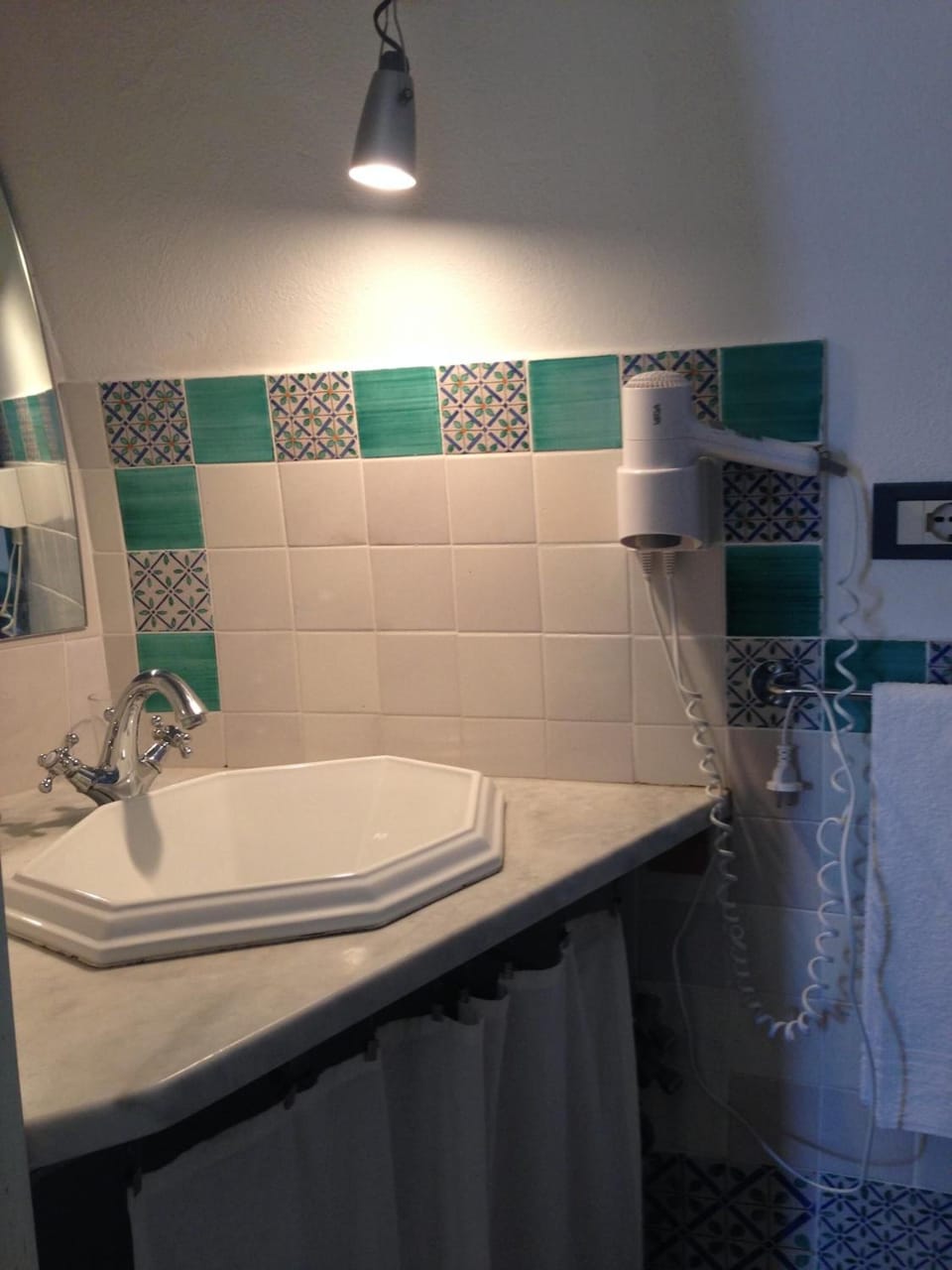 Shower, free toiletries, hair dryer, bidet