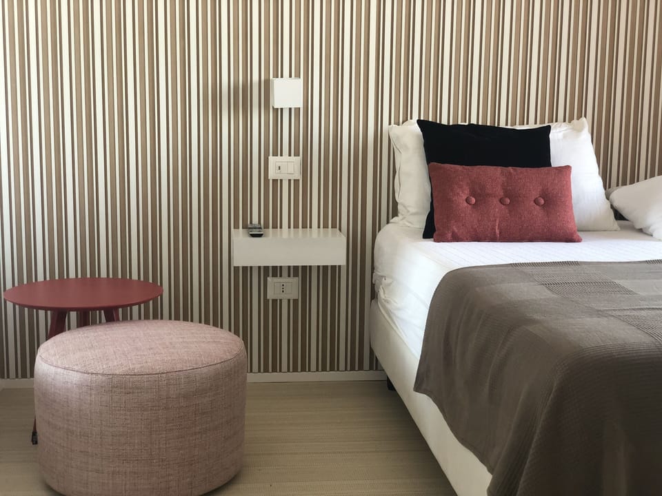 Deluxe Double Room, 1 Bedroom, Sea View, Beachside | Hypo-allergenic bedding available, memory foam beds, in-room safe, desk