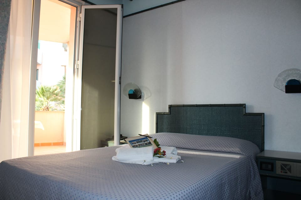 Single Room | Hypo-allergenic bedding available, memory foam beds, in-room safe, desk