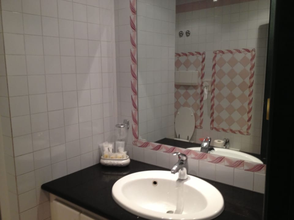 Shower, rainfall showerhead, free toiletries, hair dryer
