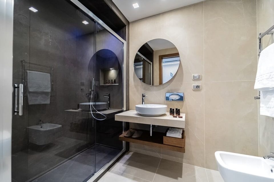 Jetted tub, free toiletries, hair dryer, bidet