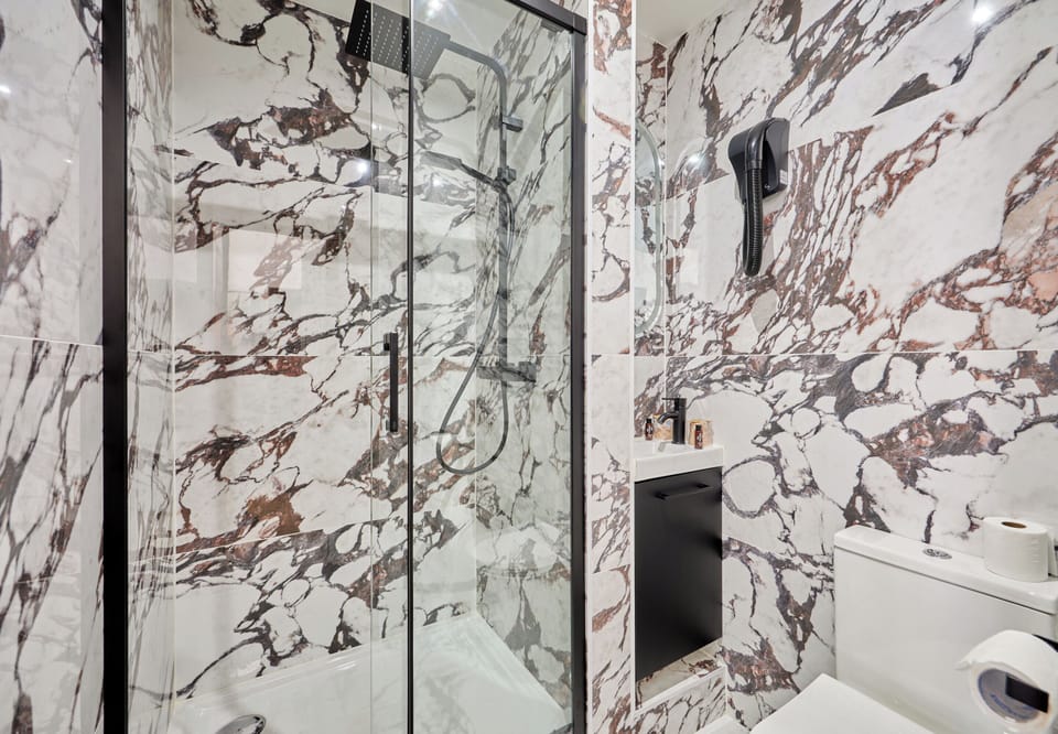 Twin Room | Bathroom | Free toiletries, hair dryer, towels