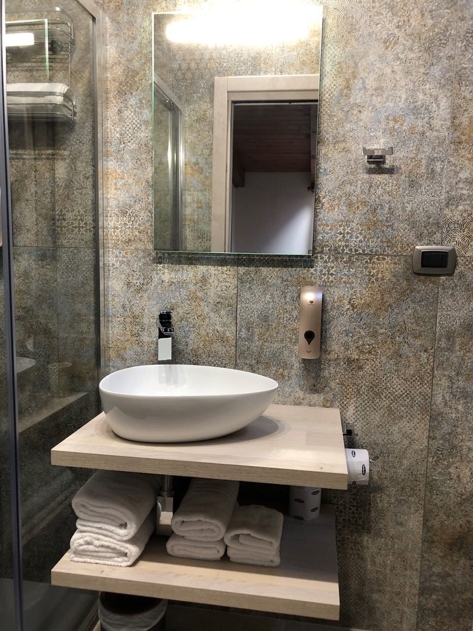 Double Room | Bathroom | Shower, rainfall showerhead, free toiletries, hair dryer