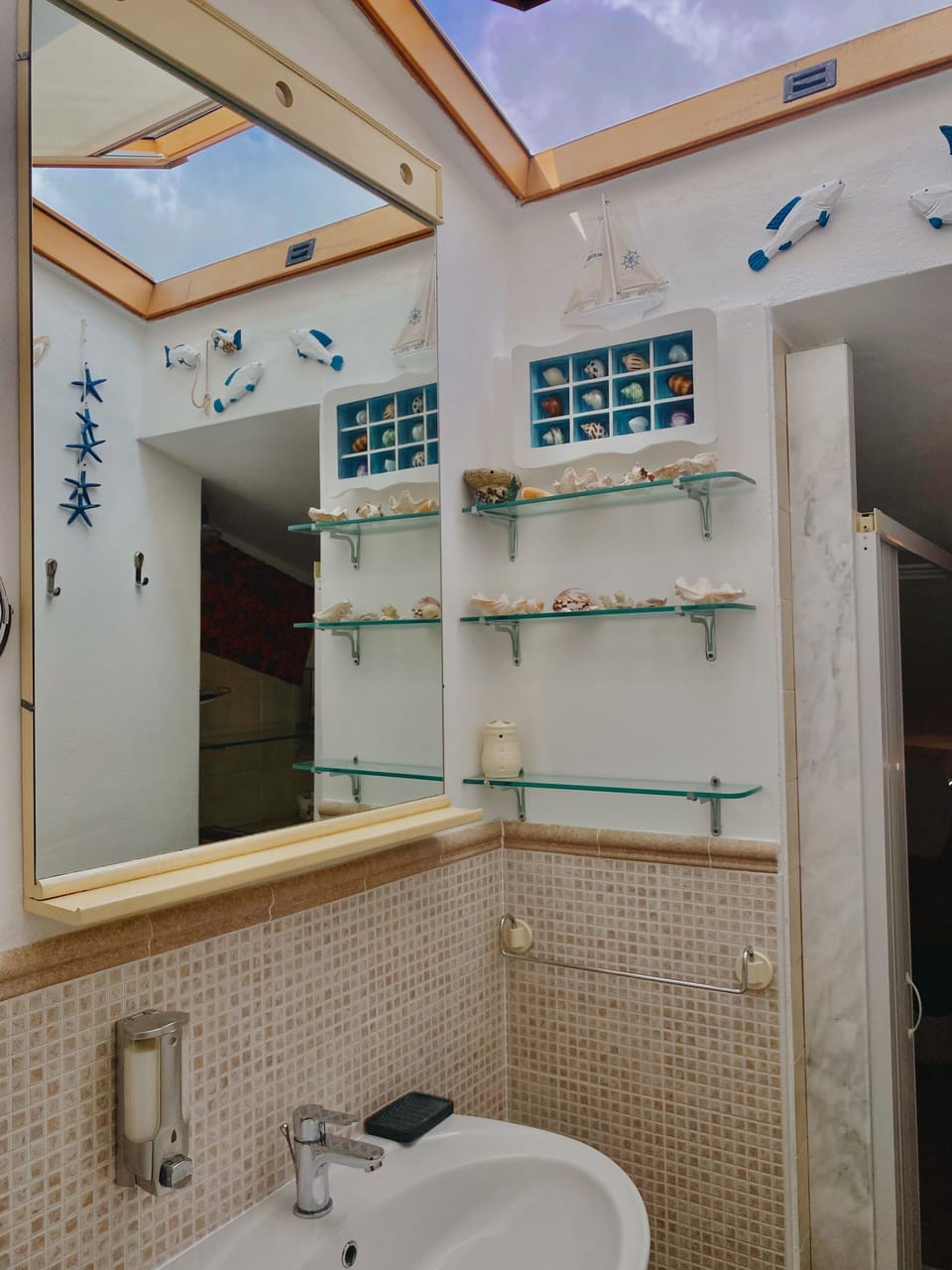 Twin room in mansard with external private bathroom | Bathroom | Shower, rainfall showerhead, free toiletries, hair dryer