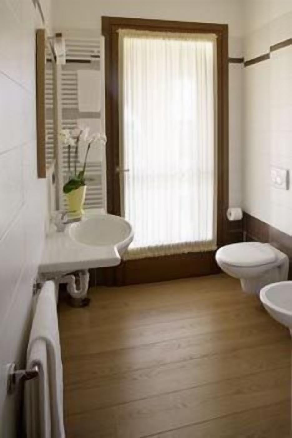 Shower, free toiletries, hair dryer, bidet