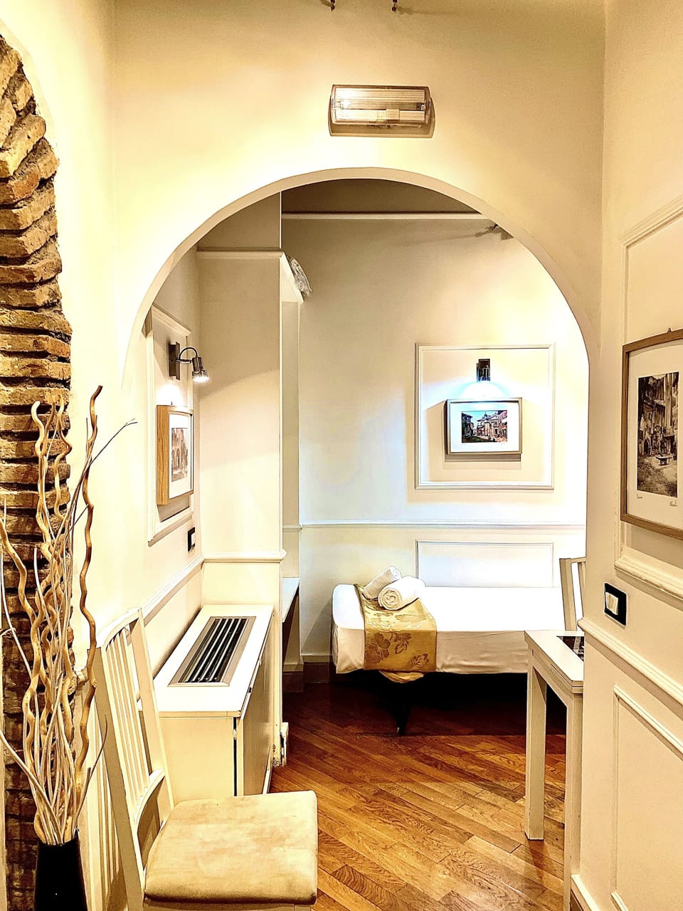Minibar, in-room safe, desk, iron/ironing board